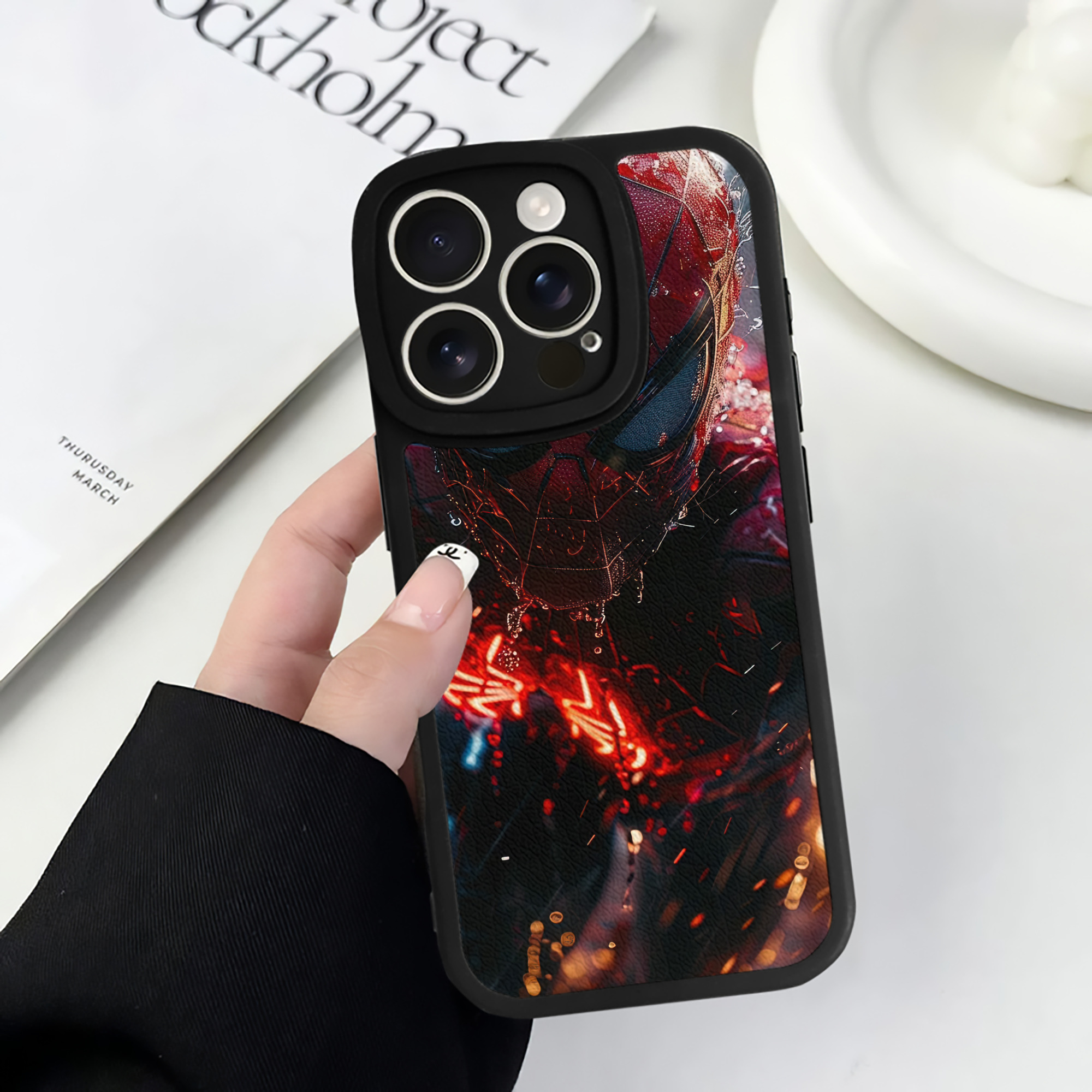 Spider Man スパイダーマン 【iPhone 16シリーズ対応】シリコンスマホケース（レザー調） 材質：シリコン
